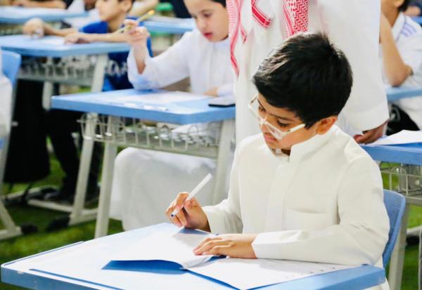 طلاب الصف الثالث الابتدائي حتى الصف الثالث الثانوي في مدارس الإدارة العامة للتعليم بمنطقة الرياض يؤدون امتحاناتهم اليوم - اليوم