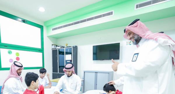 طلاب الصف الثالث الابتدائي حتى الصف الثالث الثانوي في مدارس الإدارة العامة للتعليم بمنطقة الرياض يؤدون امتحاناتهم اليوم - اليوم