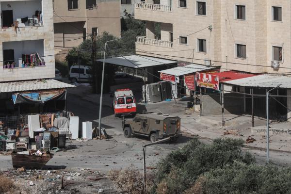 شتباكات بين القوات الإسرائيلية والفلسطينيين خلال عملية عسكرية إسرائيلية واسعة النطاق في مدينة جنين بالضفة الغربية المحتلة - د ب أ