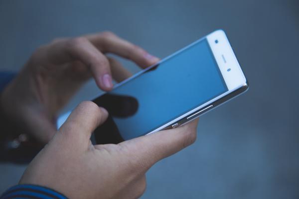 نتيجة الإمساك بالهاتف وكثرة استخدامه يزداد الشعور بآلام اليد والمعصم - مشاع إبداعي