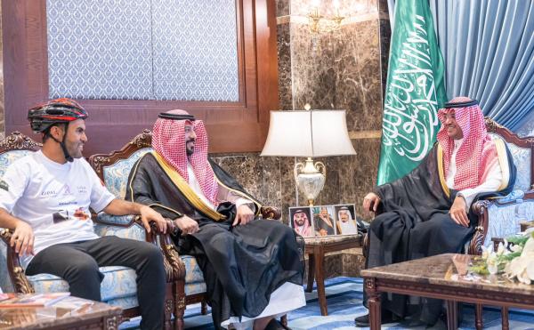 محافظ الأحساء يستقبل الرحالة اليحيا 