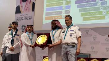 تكريم أحد المشاركين بالفعاليات