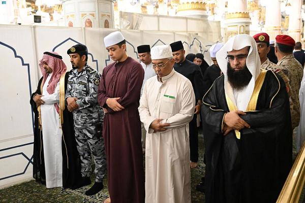 ملك ماليزيا وولي عهده يزوران المسجد النبوي