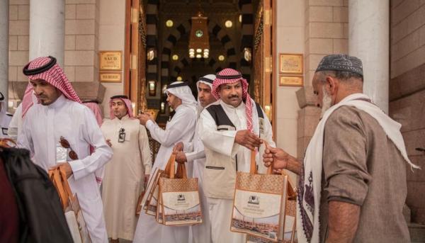 توزيع الهدايا على الحجاج قبل مغادرتهم المسجد النبوي 
