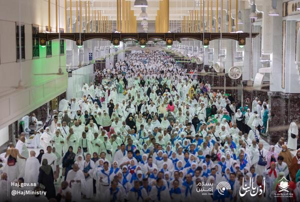 17 موقعًا داخل المسجد الحرام للرد على السائلين من الحجاج
