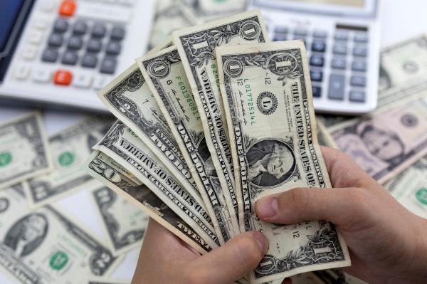 الدولار يصعد قبيل بيانات أمريكية مهمة