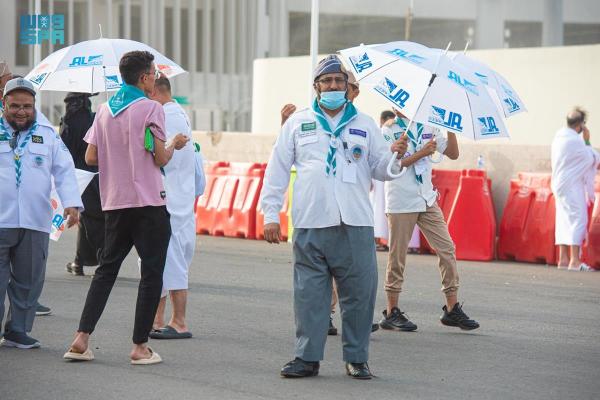 خمسيني مصاب بـ'شلل الأطفال' ينافس الشباب في خدمة الحجاج