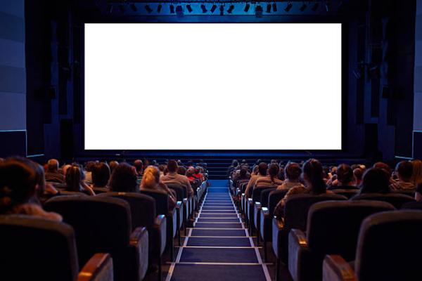 يمكن الذهاب للسينما مع صديق أو الأسرة- مشاع إبداعي