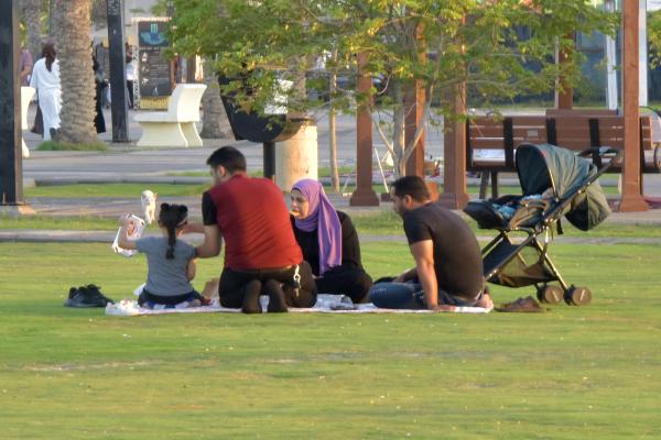 تمضية أوقات سعيدة مع الأسرة في الحدائق العامة - اليوم 