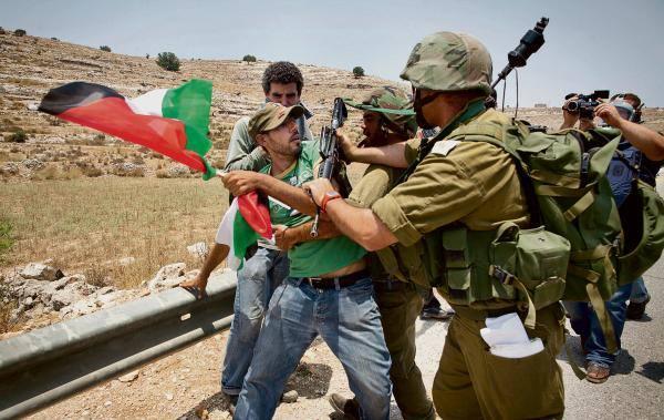 قوات الاحتلال الإسرائيلي تعتقل فلسطينيًا في مدينة الخليل