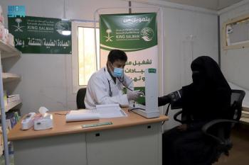 مساعدات مركز الملك سلمان في مخيم وعلان للنازحين بمديرية حرض - واس