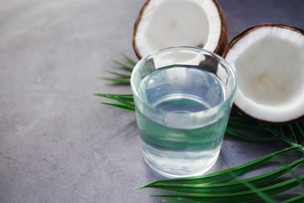 يعتبر ماء جوز الهند مشروب طبيعي منخفض السعرات الحرارية وغني بالإلكتروليتات - مشاع إبداعي