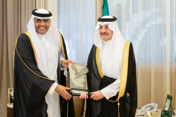 سمو أمير الشرقية خلال استقباله رئيس مجلس إدارة نادي الخليج الرياضي المهندس علاء الهمل