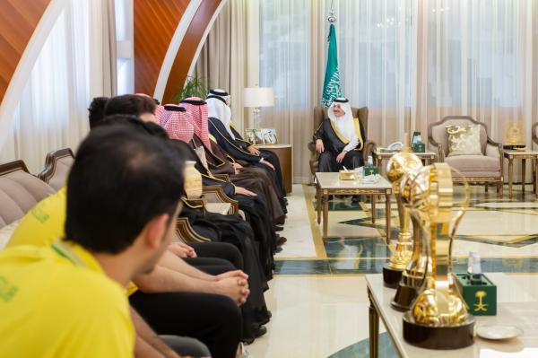 سمو أمير الشرقية خلال استقباله عضاء نادي الخليج الرياضي - اليوم