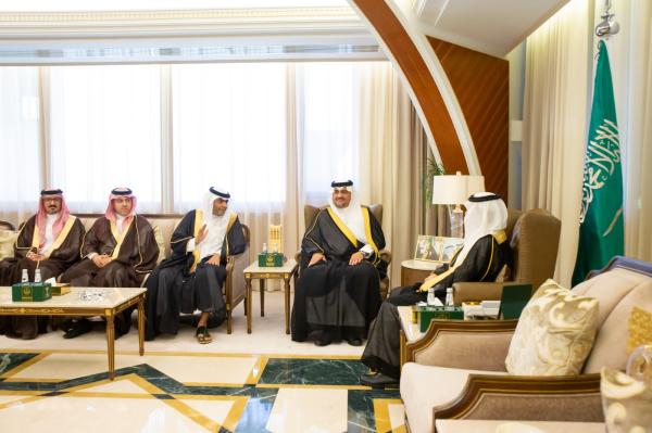 سمو أمير الشرقية خلال استقباله عضاء نادي الخليج الرياضي - اليوم