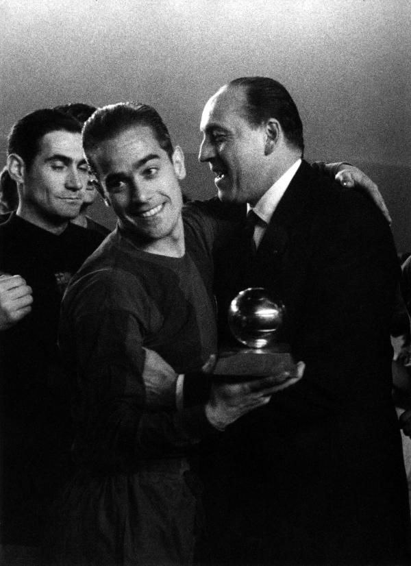 برشلونة يعلن وفاة أسطورته لويس سواريز