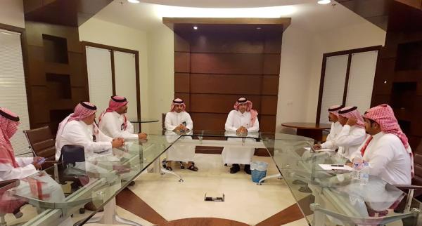 الخليف خلال اجتماعه لمناقشة خطة موسم الحج للعام المقبل - اليوم