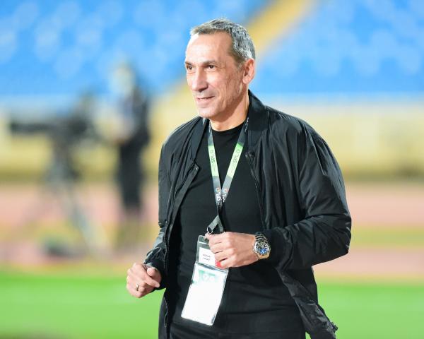 المحارب اليوناني دونيس يقود الوحدة