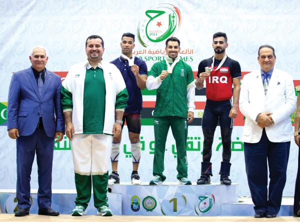 الأمير فهد بن جلوي خلال تتويج الرباع آل سليم