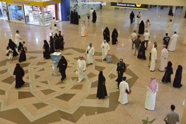 تمكن مطار الملك فهد الدولي من نقل عدد كبير من المسافرين - اليوم