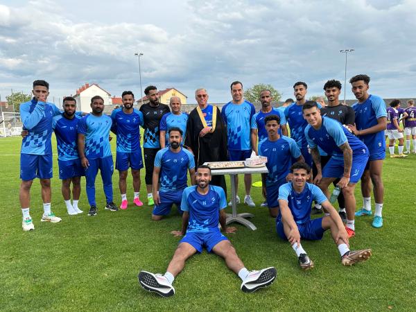 ظهر بالزي السعودي.. عاشق نمساوي يفاجئ الفتح