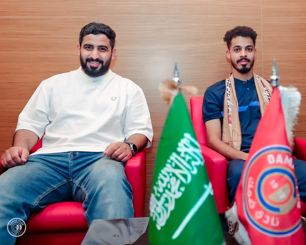 ضمك يحصن دفاعه بالرشيدي
