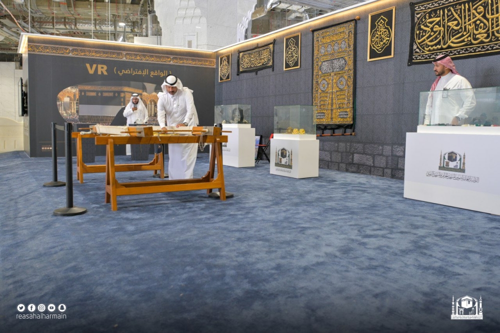 المعرض يضم عددًا من القطع القديمة لكسوة الكعبة المشرفة - تويتر رئاسة شؤون الحرمين