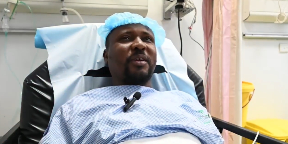المريض السوداني مبتسمًا بعد استعادة بصره - تويتر تجمع المدينة المنورة الصحي