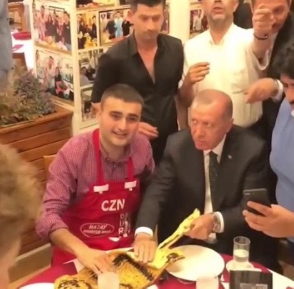 الرئيس أردوغان يتناول طعامًا من إعداد بوراك - وكالات