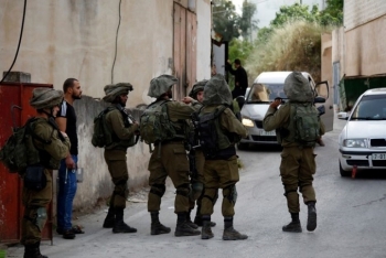عملية اقتحام واسعة نفذها جيش الاحتلال في قرية أم صفا شمال مدينة رام الله ( Palestine Chronicle)
