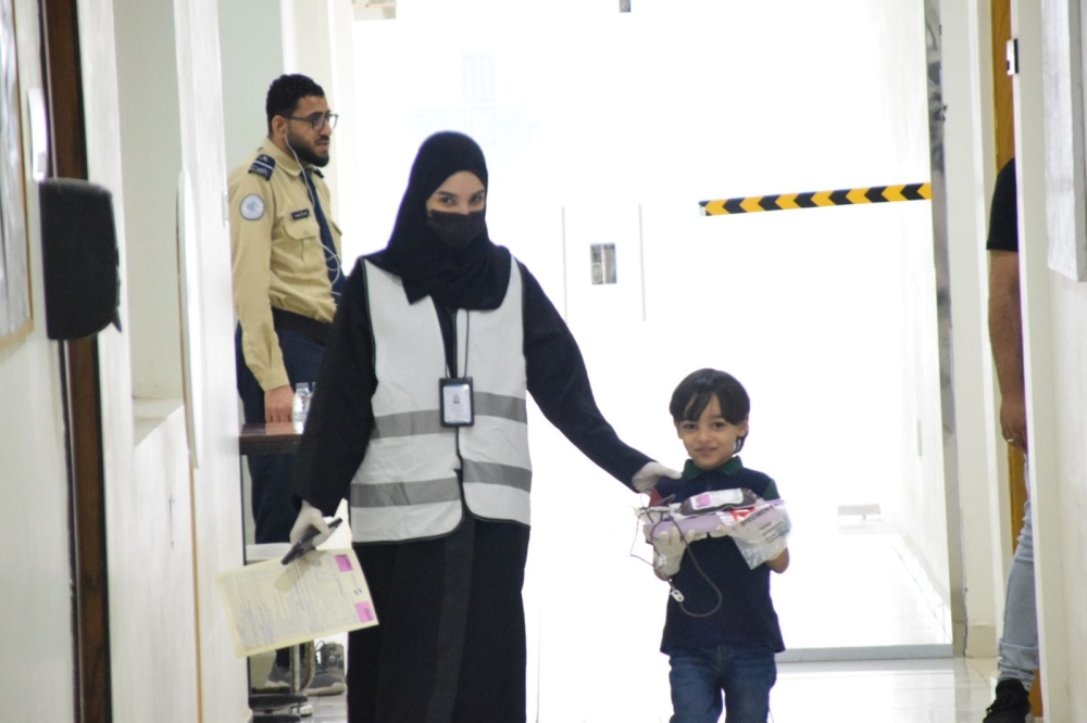 أحد الأطفال يشارك بمجهوده في الحملة