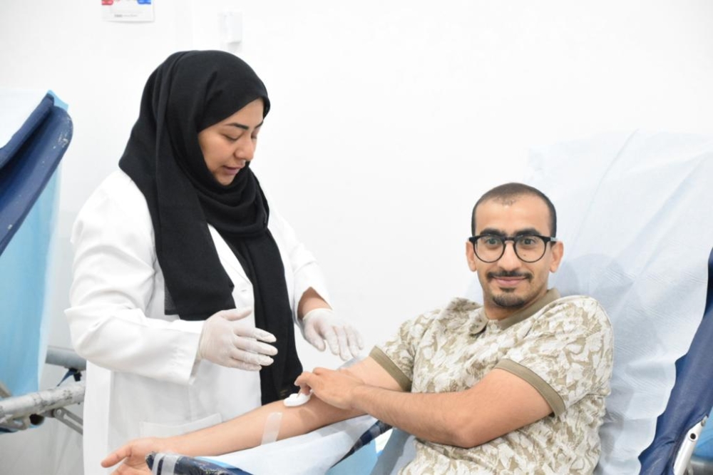 أحد المتبرعين بالدم ضمن الحملة 