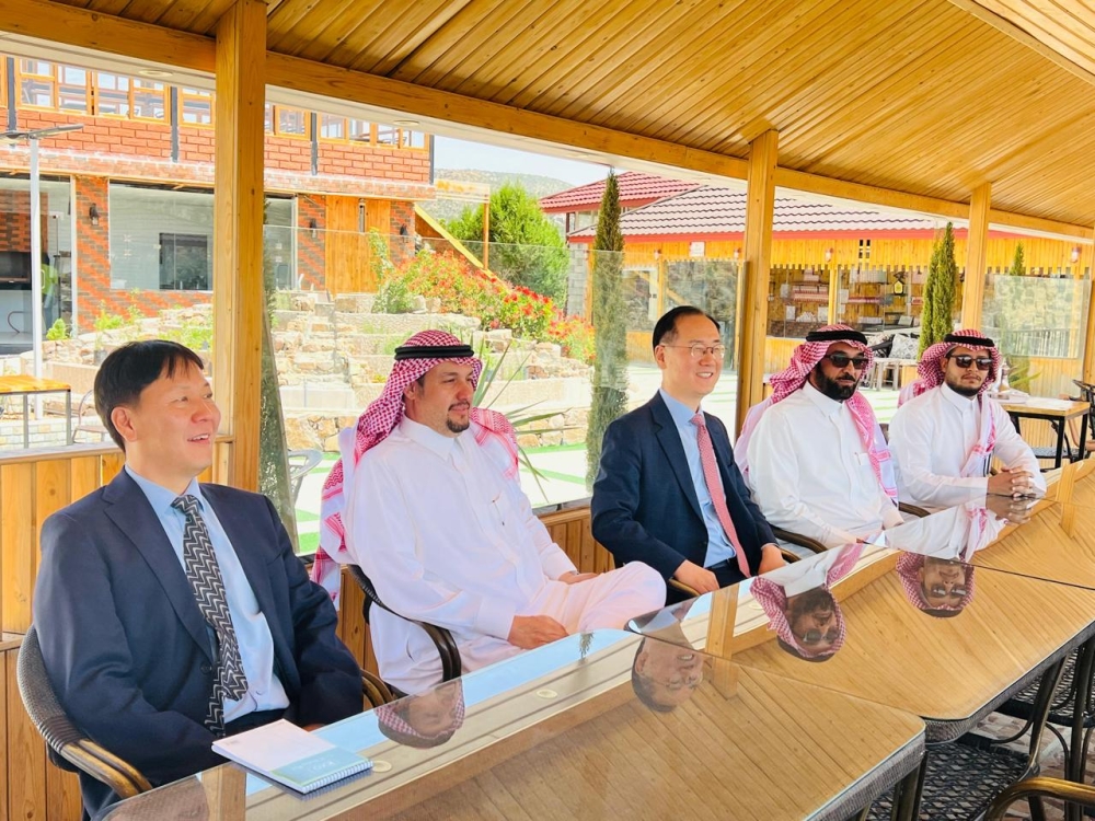 سفير كوريا الجنوبية يزور مزارع الورد الطائفي بالشفا
