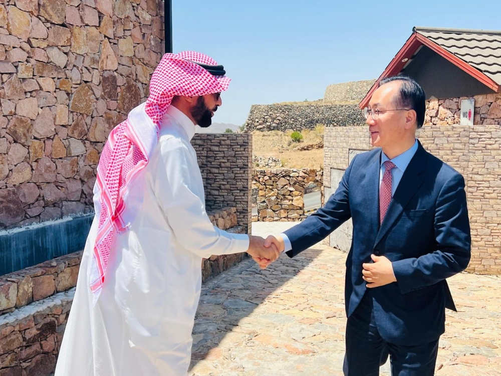 سفير كوريا الجنوبية لدى زيارته مزارع الورد الطائفي بالشفا - اليوم