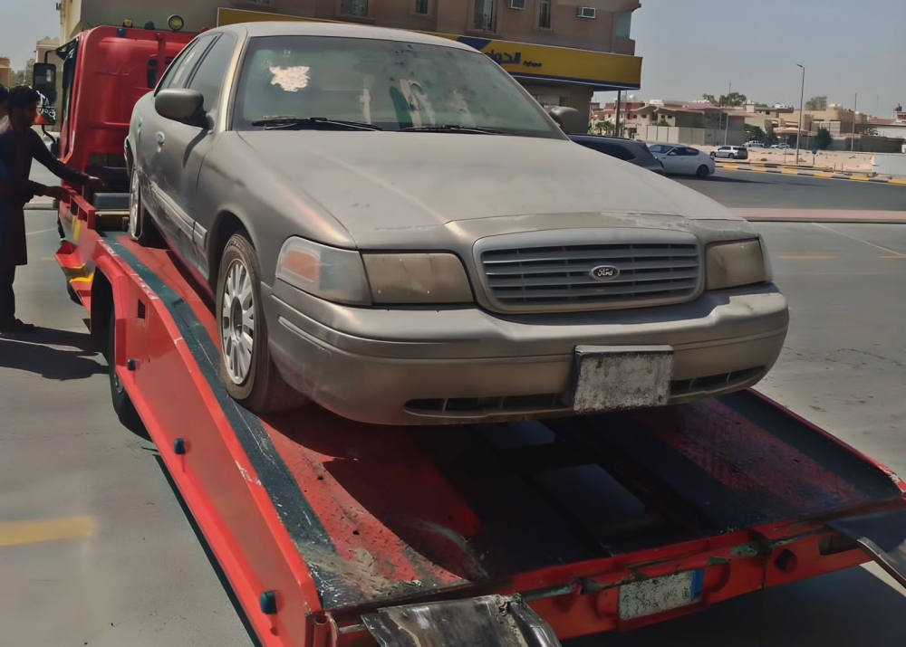 السيارات المهملة يجري رفعها عن طريق الجهات الأمنية - اليوم