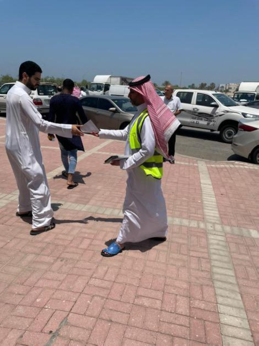 توزيع نشرات توعوية وتثقيف المصلين