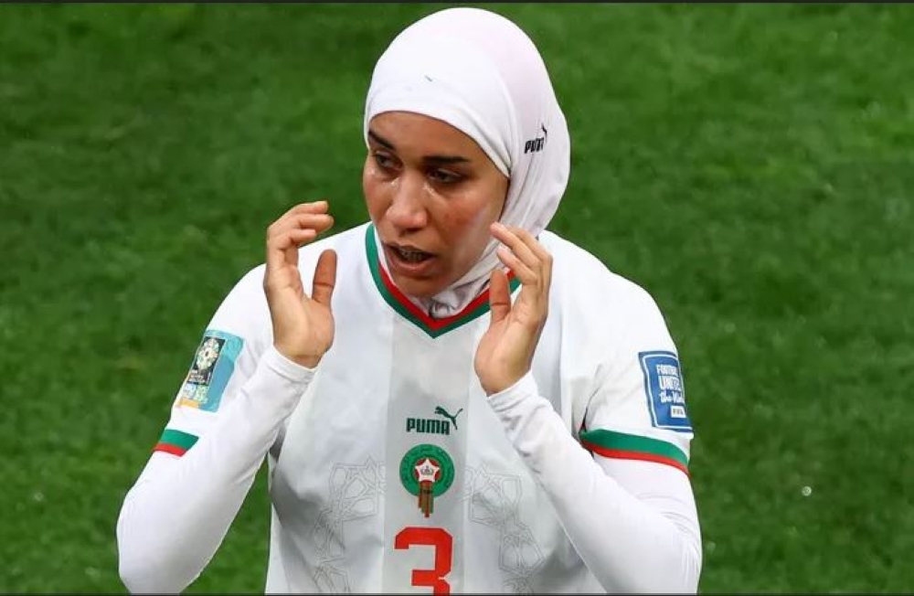 'المحجبة' نهيلة بنزينة تدخل التاريخ.. ورئيس الفيفا يعلق