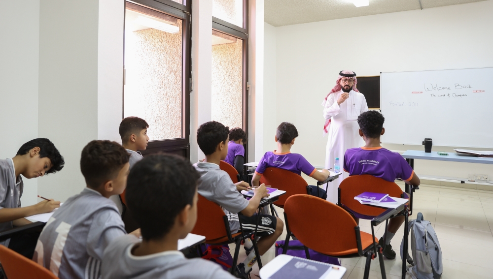 60 موهوباً في أكاديمية مهد يتعلمون اللغة الإنجليزية 