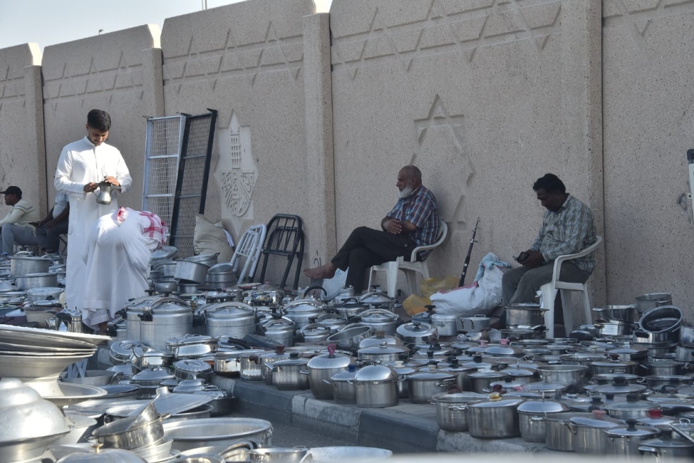 البيع على الارصفة خارج الحراج