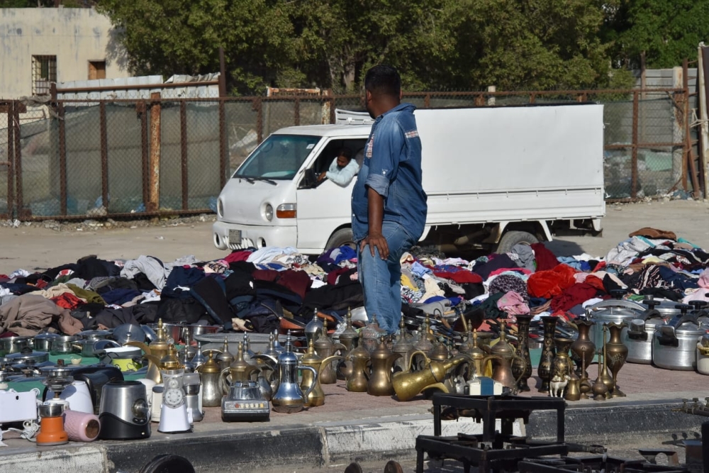 أحد الباعة احتل الرصيف بمعروضاته