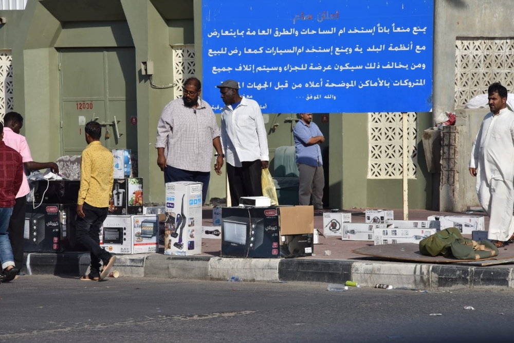 لافتة التعليمات لم تردع الباعة عن العشوائية