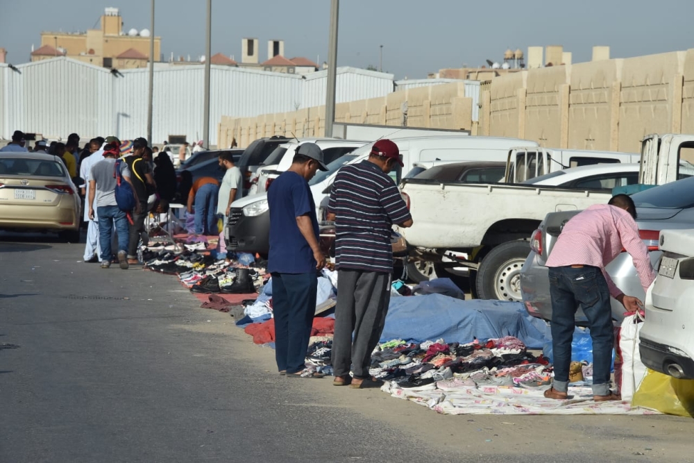 البيع على الارصفة خارج الحراج