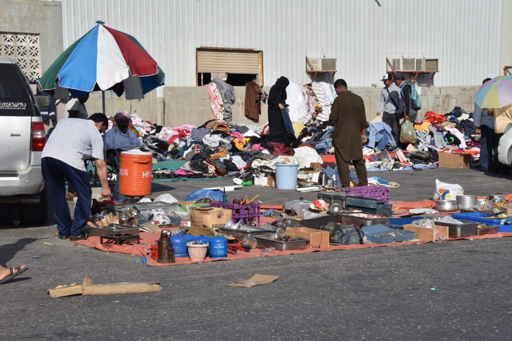 البيع على الارصفة خارج الحراج