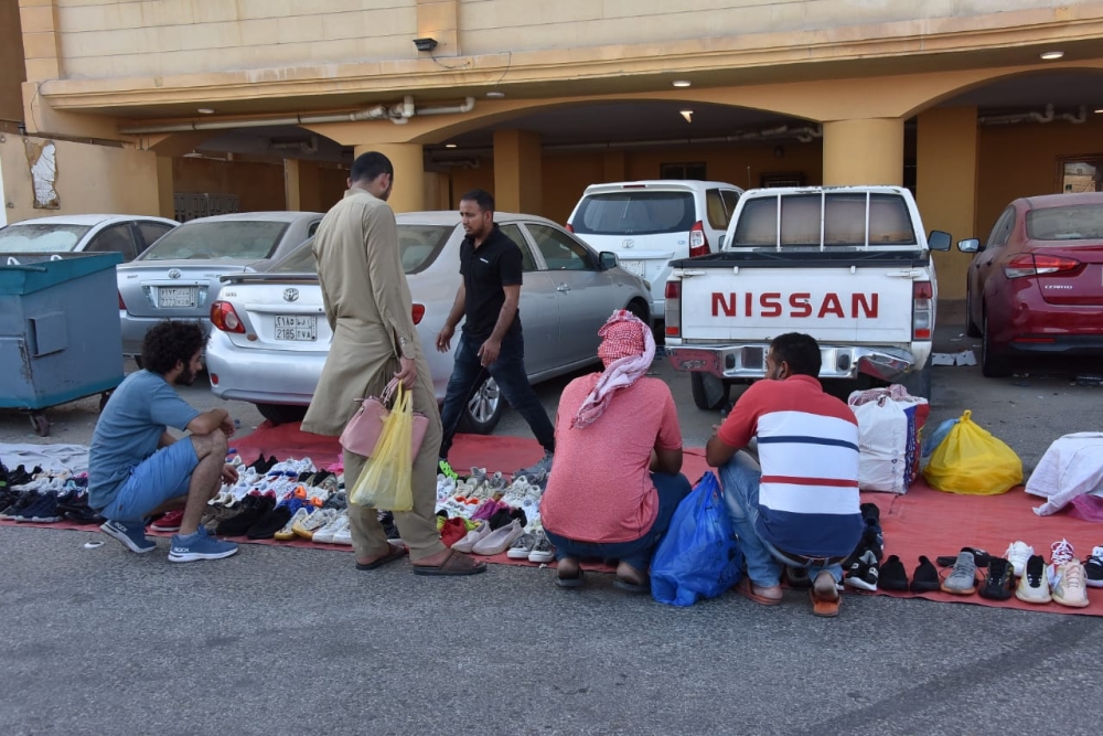 البيع على الارصفة خارج الحراج