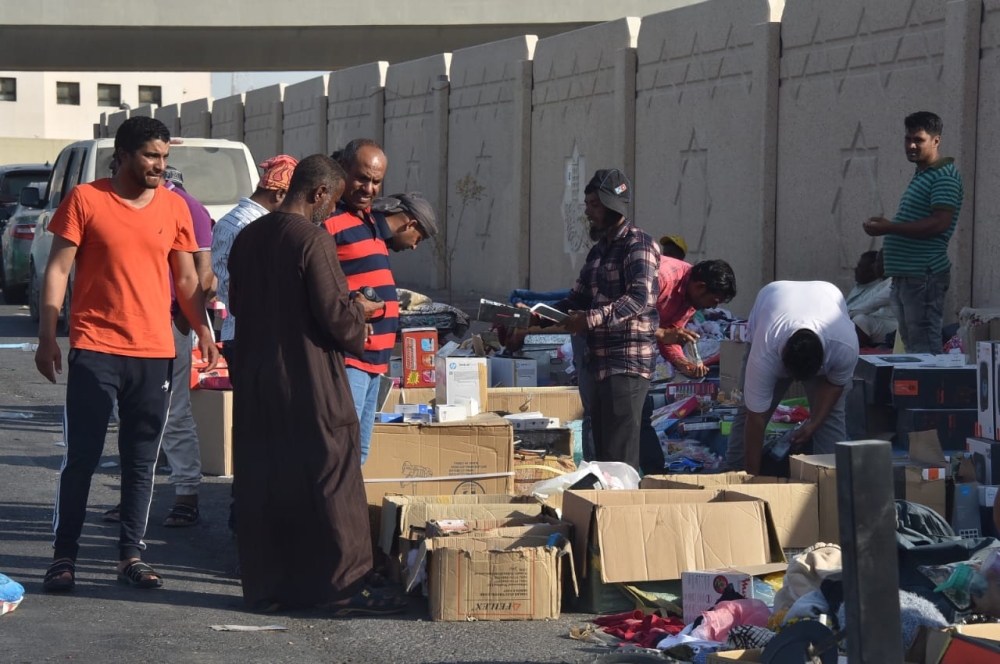 البيع على الارصفة خارج الحراج