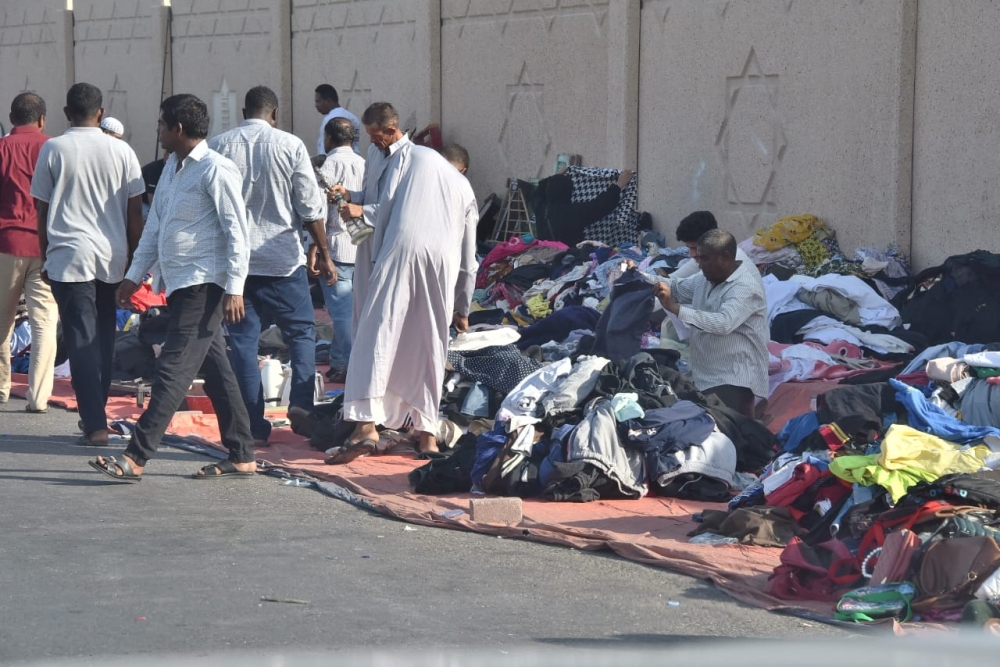 البيع على الارصفة خارج الحراج