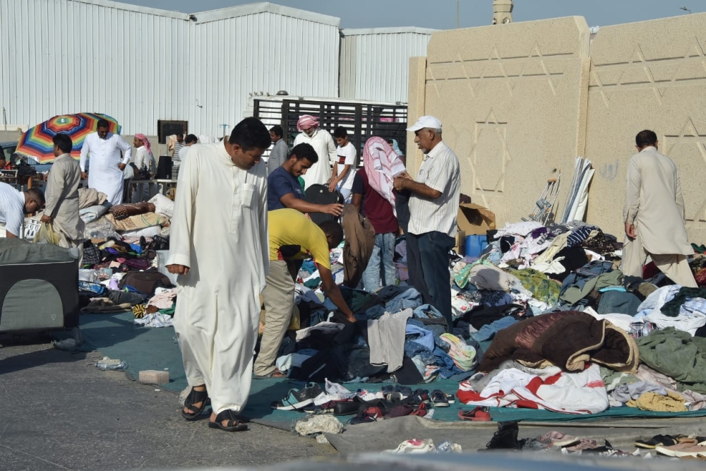 البيع على الارصفة خارج الحراج