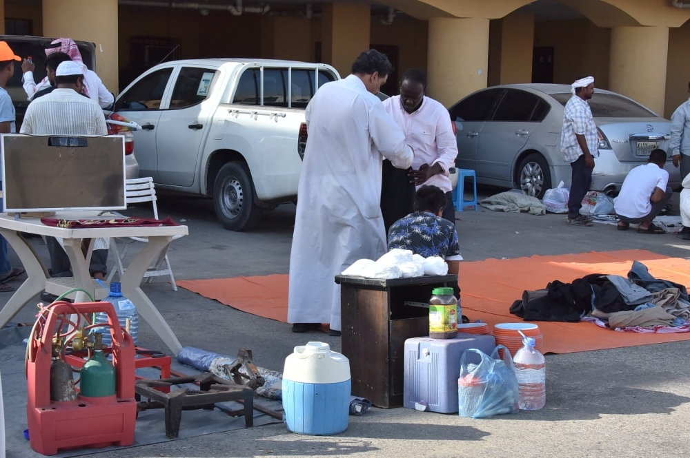 البيع على الارصفة خارج الحراج