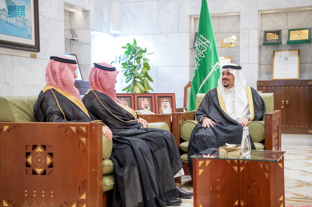 نائب أمير الرياض يستقبل مسؤولين في وزارة التعليم