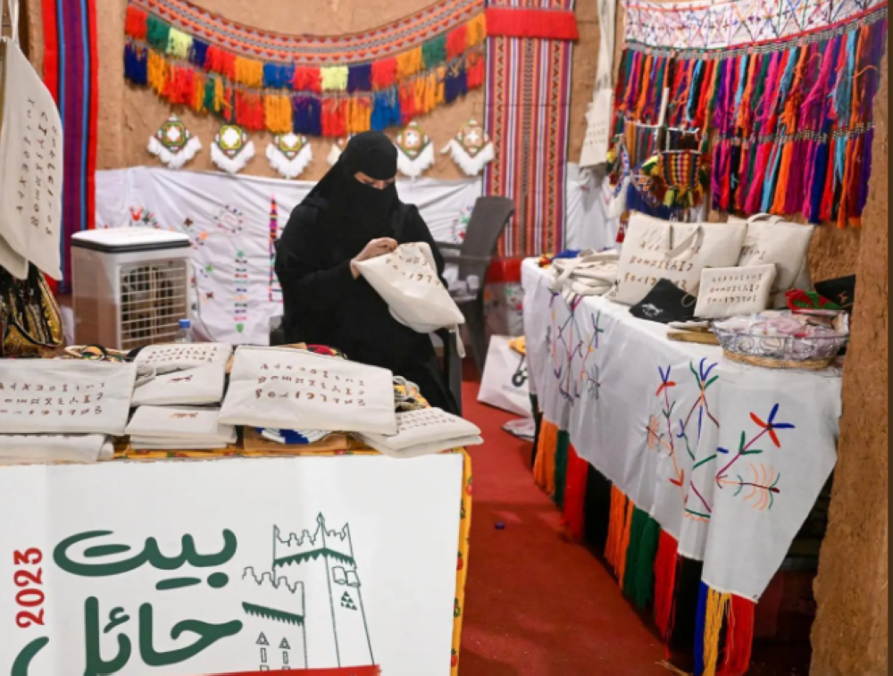 'بيت حائل'.. 'سلمى' تروي حكاية النقش الثمودي
